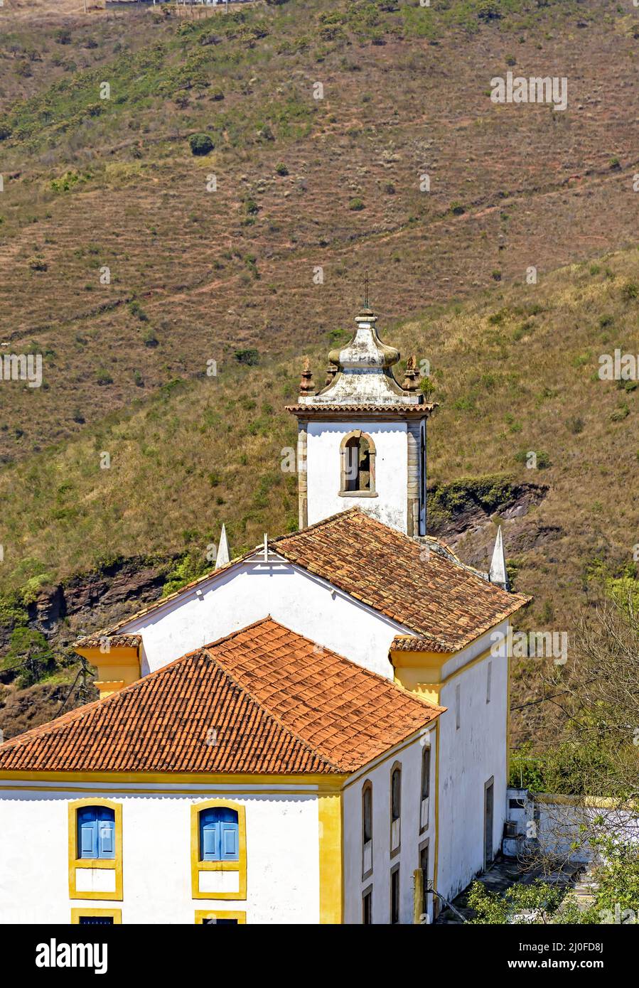 Blick von hinten auf alte und historische Kirche in Kolonialarchitektur aus dem 18.. Jahrhundert bei Ouro P Stockfoto