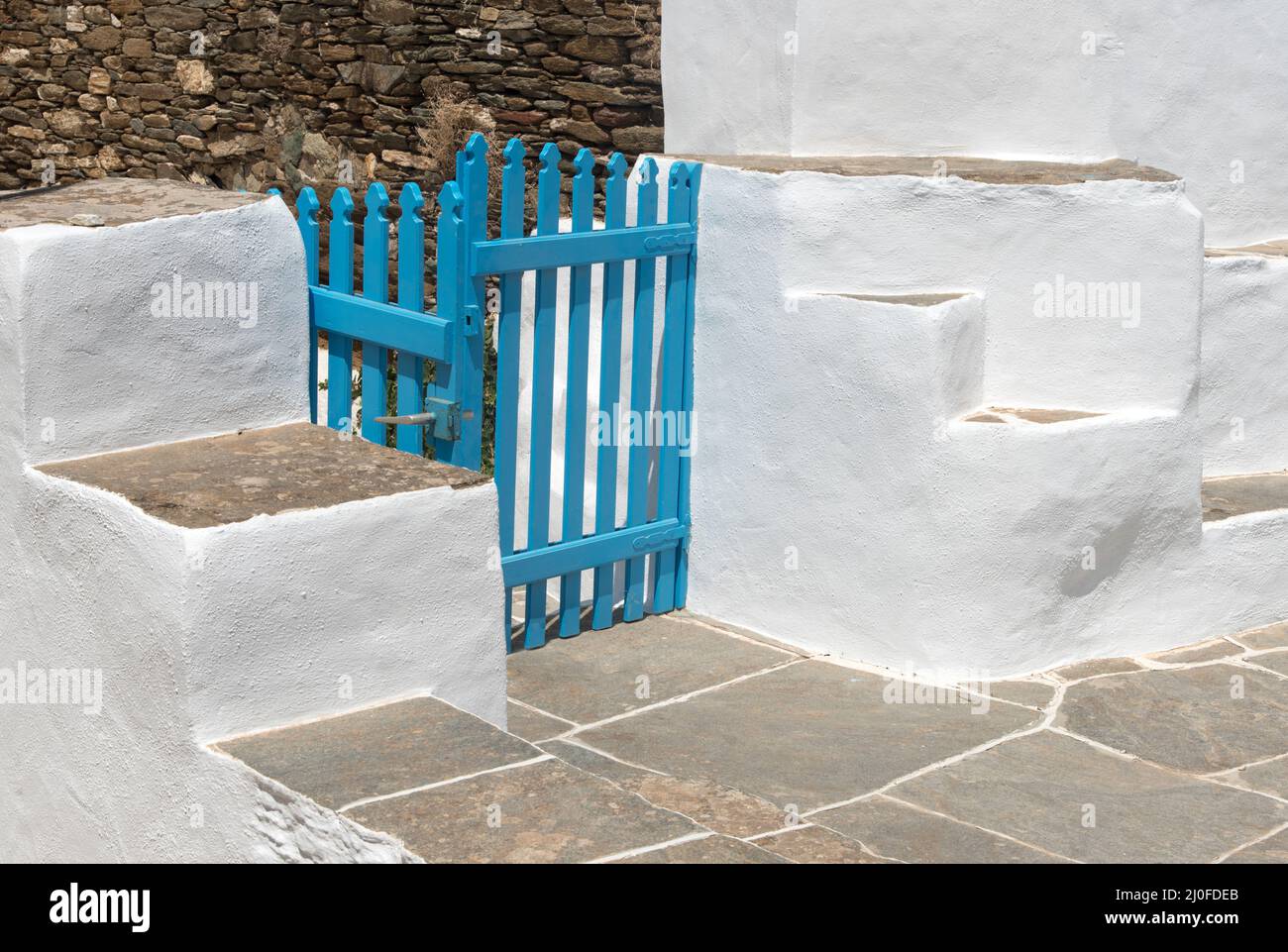Traditioneller Hinterhof eines Geek-Inselhauses in Santorini, Griechenland Stockfoto