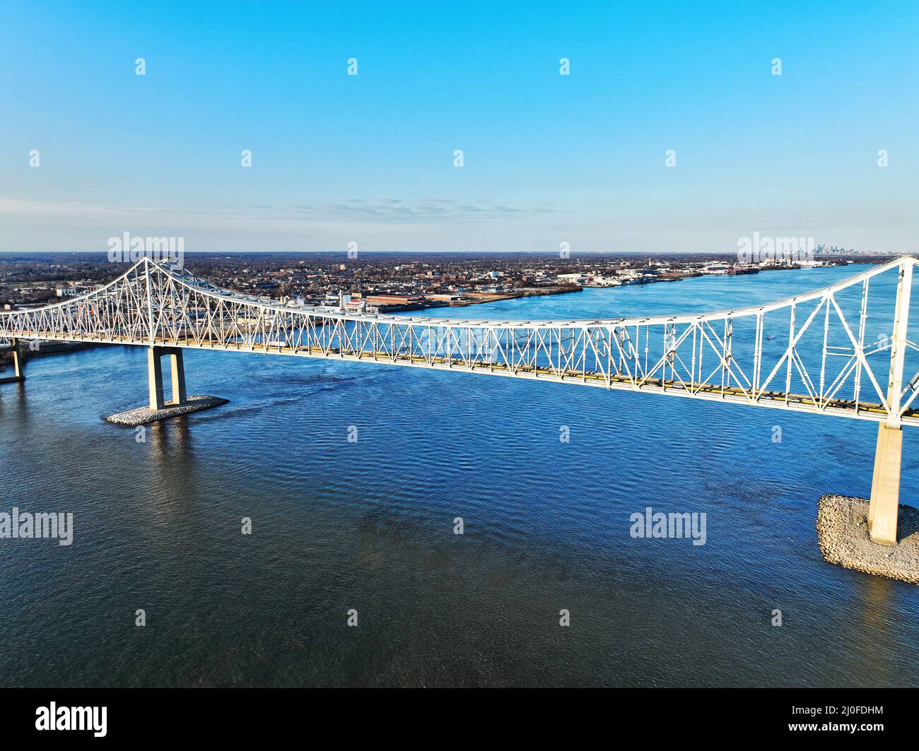 Luftdrohnenansicht der Commodore Barry Bridge, die Pennsylvania und New Jersey verbindet Stockfoto