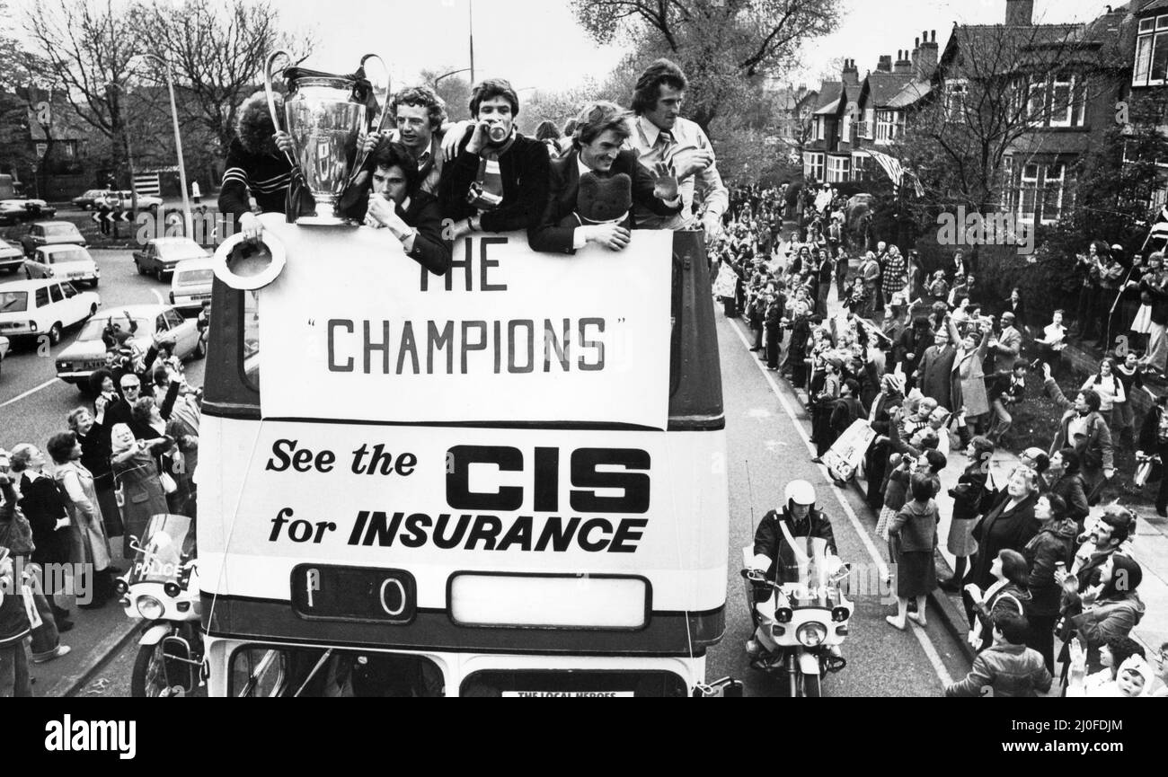 Begeisterte Liverpool-Fans versammelten sich im Stadtzentrum, um ihr Team nach ihrem Sieg im Europameisterschaftsfinale aus Wembley willkommen zu heißen. Das Team parade die berühmte Trophäe an Tausende von Fans, die sich in den Straßen versammelten, mit einer Parade mit offenem Oberdeck durch das Stadtzentrum. Von links nach rechts: Alan Hansen, David Fairclough, Emlyn Hughes, Kenny Dalglish und Ray Clemence, während der Bus den Queens Drive entlang fährt. 11. Mai 1978. Stockfoto