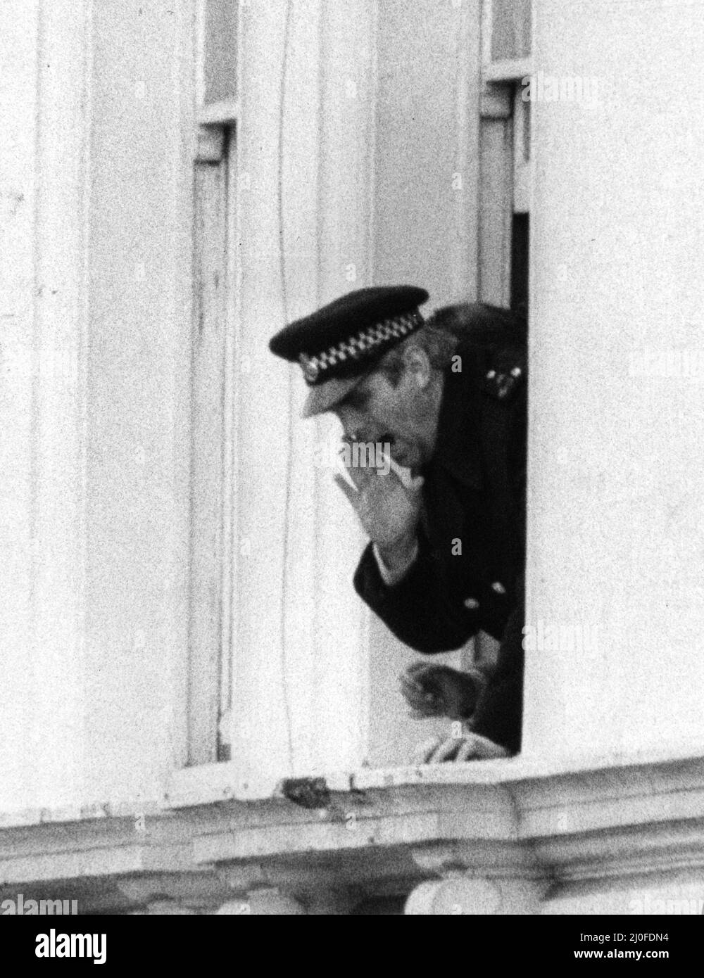 Am fünften Tag der Belagerung der iranischen Botschaft in London stürmten sechs bewaffnete Männer der iranischen extremistischen Gruppe „Demokratische Revolutionsbewegung zur Befreiung Arabistans“ das Gebäude und nahmen 26 Geiseln, bevor die SAS die Botschaft zurückeroberten und die Geiseln befreiten. Der Geiselpolizist Trevor Lock schreit vom Balkon der Botschaft aus Anweisungen an die Polizeibeamten unten. 4. Mai 1980. Stockfoto