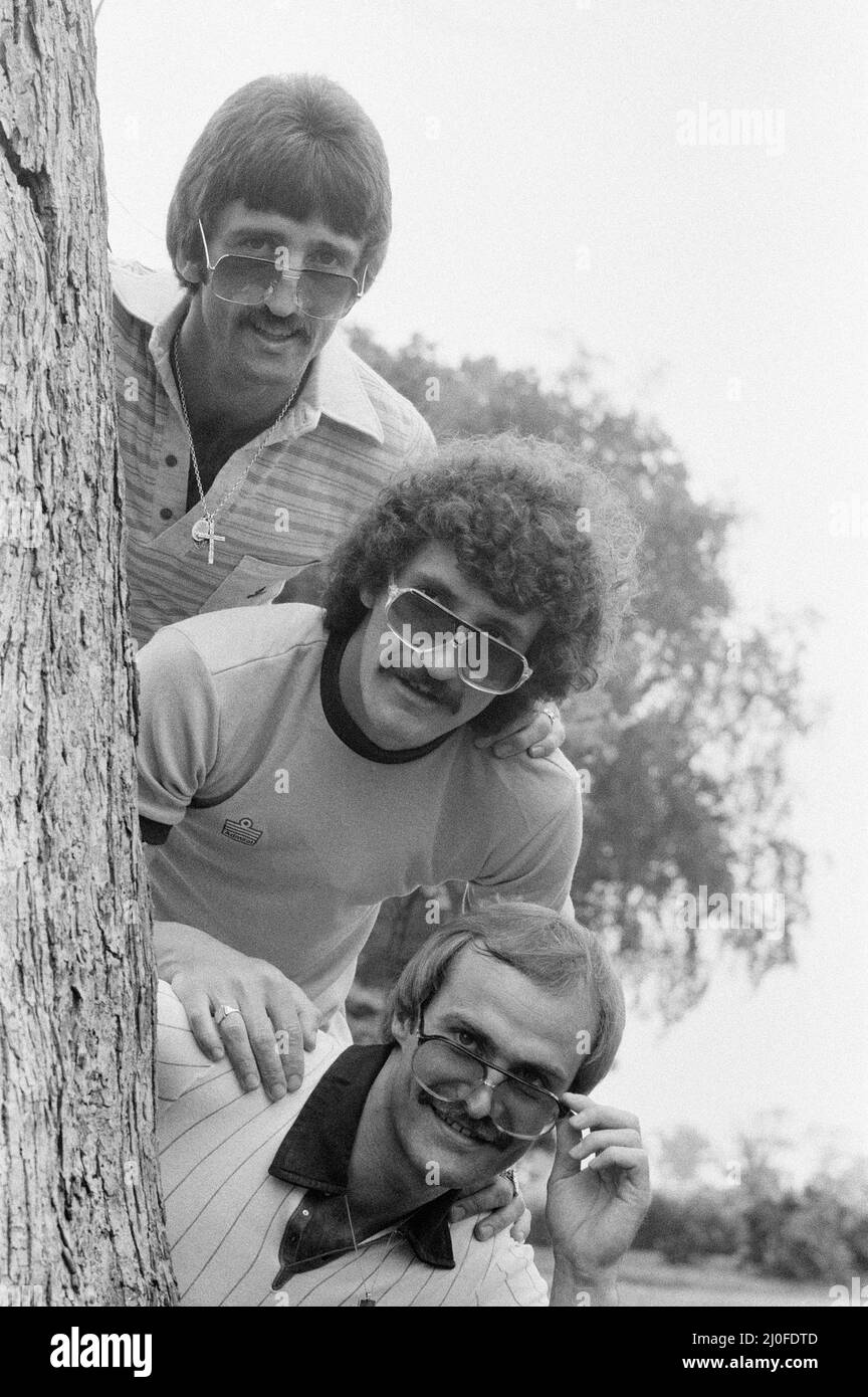 England Football Team im Hauptsitz von FA Cockfosters, London, 5.. Juni 1980. Unser Bild zeigt ... hinter einem Baum (von oben nach unten) David Johnson, Terry McDermott und Mick Mills, die eine Foster Grant Sonnenbrille tragen. Stockfoto