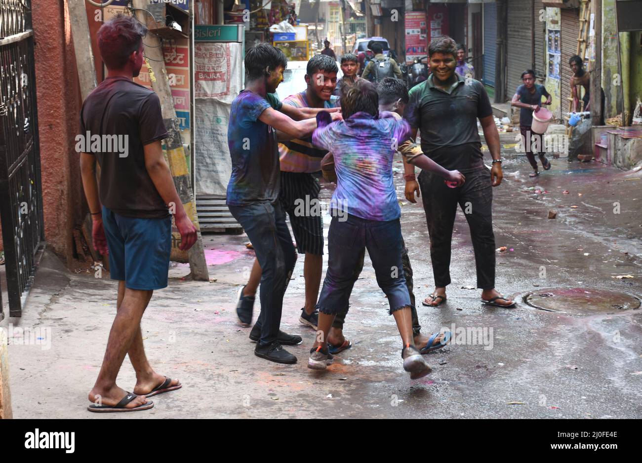 Delhi, Indien. 18. März 2022. Junge Jungen genießen holi. Holi ist das beliebte alte hinduistische Fest, das auch als Frühlingsfest oder das Fest der Farben oder das Fest der Liebe bekannt ist. Das Festival feiert die ewige und göttliche Liebe von Radha Krishna (Foto: Indraneel Sen/Pacific Press) Quelle: Pacific Press Media Production Corp./Alamy Live News Stockfoto