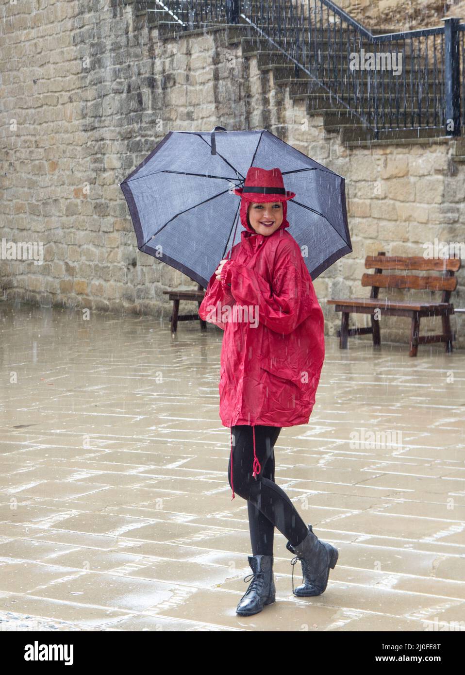 Junge Frau im Regen stehen Stockfoto