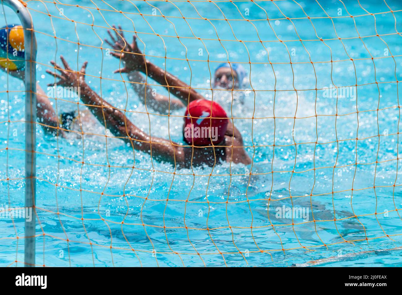 Unerkannte Athleten auf einem Wasserball-Meisterschaftsspiel Stockfoto