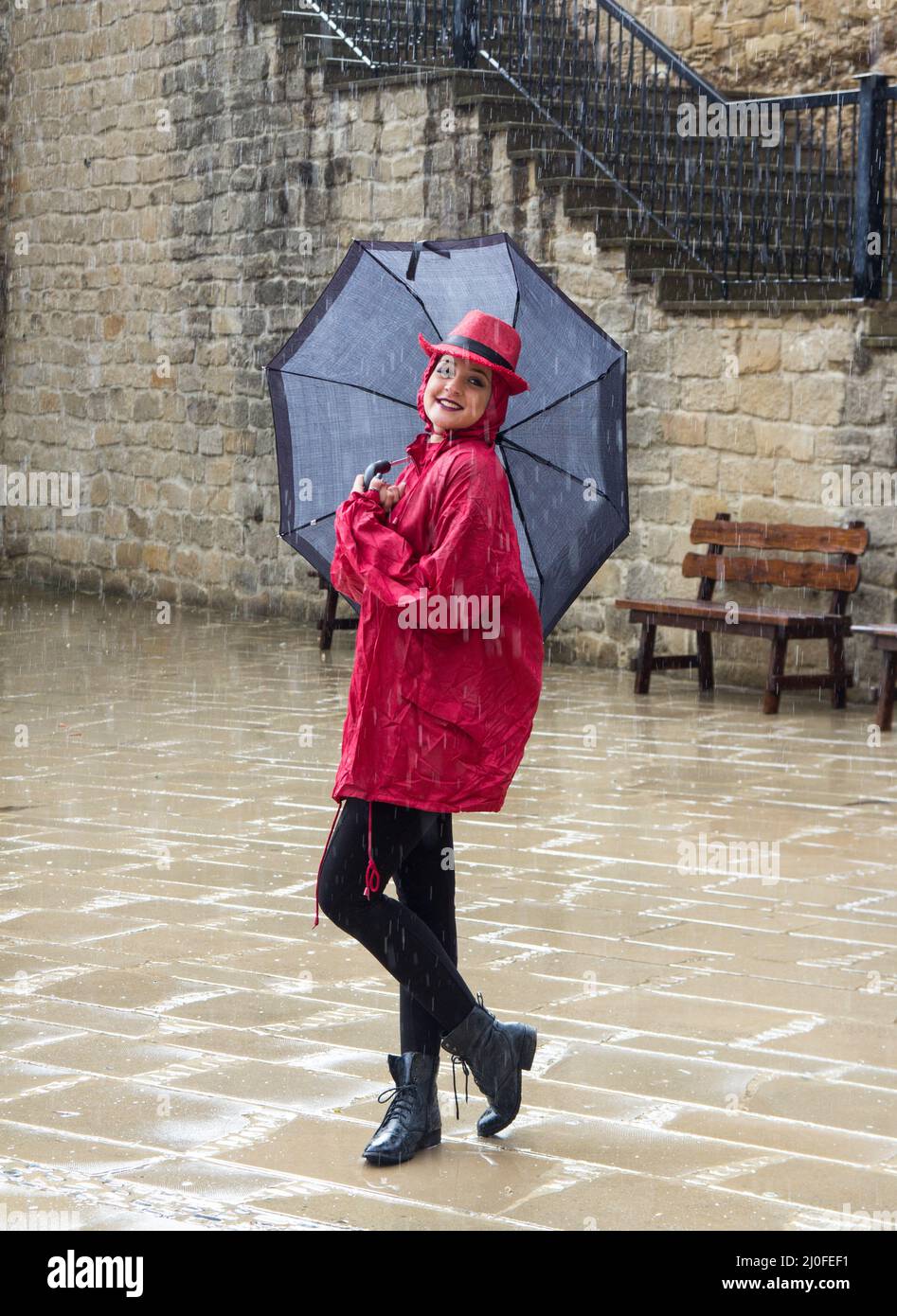 Junge Frau im Regen stehen Stockfoto