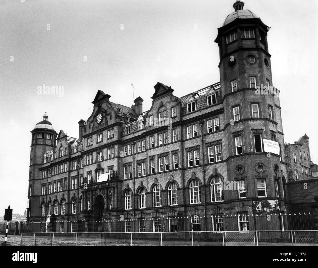 Am historischen The David Lewis Hotel and Hostel, einem riesigen Denkmal der Philanthropie aus dem 19.. Jahrhundert, das sich niemand leisten konnte, werden derzeit Abrissarbeiten durchgeführt. Liverpool, Merseyside. Oktober 1978. Stockfoto