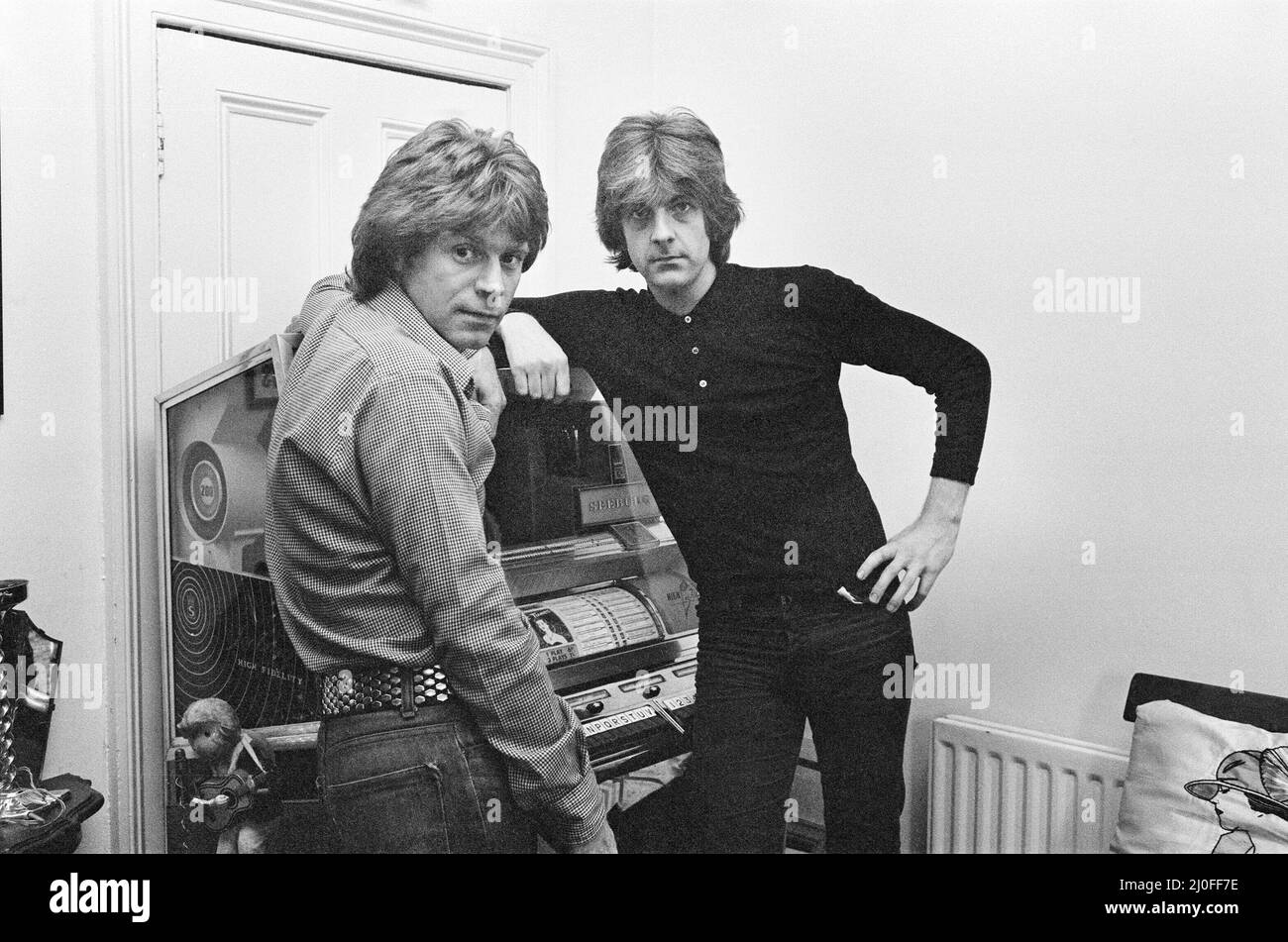 Nick Lowe dunkles Hemd) und Dave Edmunds (in hellerem Hemd), die 1979 zusammen abgebildet wurden. Nick und Dave gründeten Ende 1970s die Band Rockpile und hatten verschiedene Solo-Hits wie Dave Edmunds Nummer 1 Single I Hear You Knocking 1970 und Nick Lowes I Love The Sound of Breaking Glass 1978. Rockpile war eine britische Rock and Roll-Gruppe der späten 1970s und frühen 1980s, bekannt für seine starken Pub-Rock-, Rockabilly- und Power-Pop-Einflüsse und als fundamentaler Einfluss auf die neue Welle. Die Band bestand aus Dave Edmunds (Gesang, Gitarre), Nick Lowe (Gesang, Bassgitarre), Billy Bremner (Voc Stockfoto