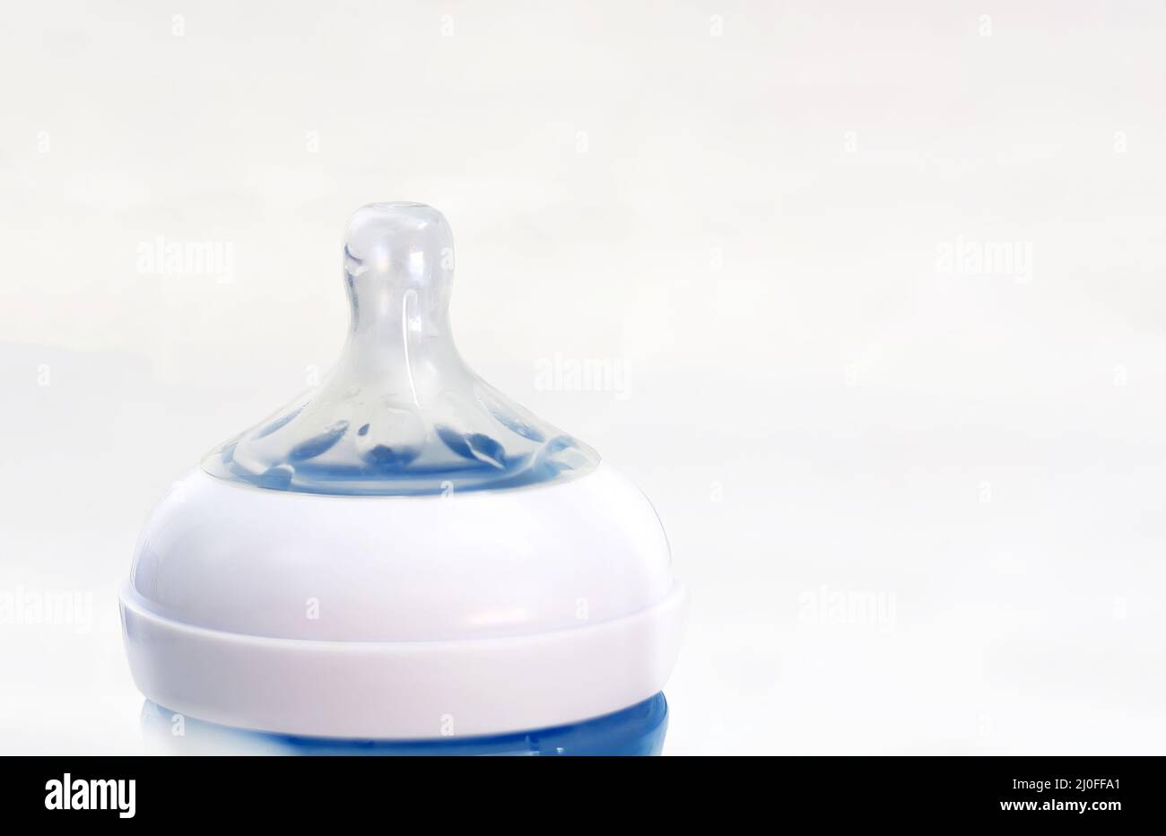 Der transparente Silikon-Sauger einer blauen Babyflasche Stockfoto