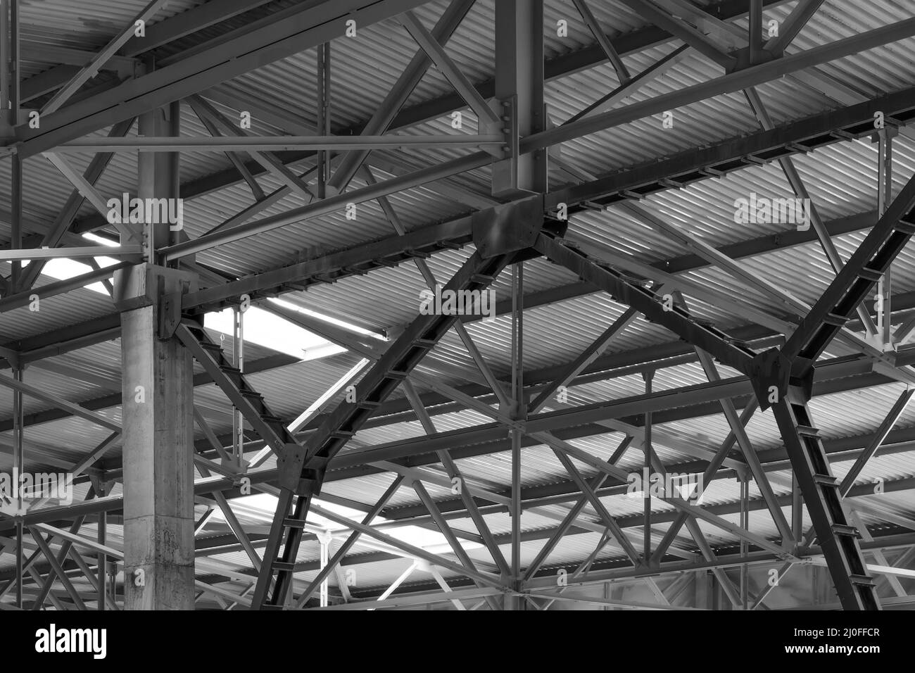 Metallrahmen des Daches der Industrieanlagen im Unternehmen Innenansicht in schwarz-weiß Stockfoto