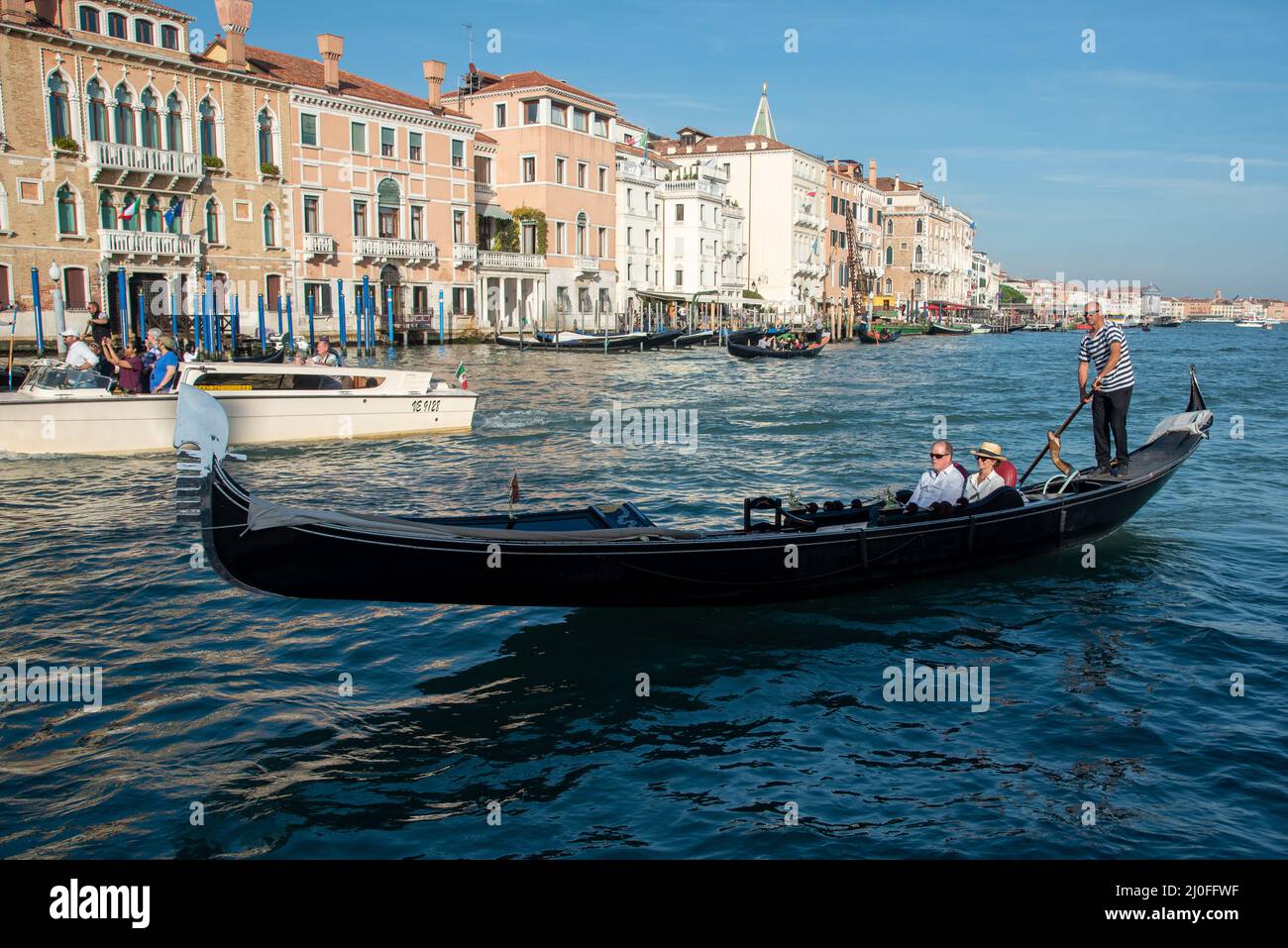 Venedig Stadtbild mit Grand Canal Wasserstraße, Gondoliere auf Gondel transportiert Menschen Stockfoto