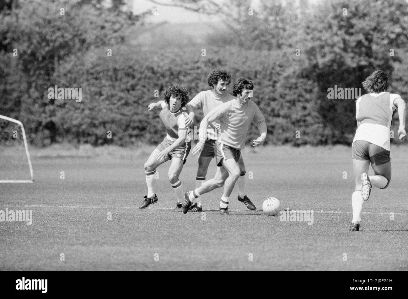 Trainingssitzung des englischen Fußballteams vor dem Freundschaftsspiel gegen Argentinien (13.. Mai), aufgenommen am Montag, den 12.. Mai 1980. Unser Bild Zeigt ... Kevin Keegan, Terry McDermott und David Johnson. Stockfoto