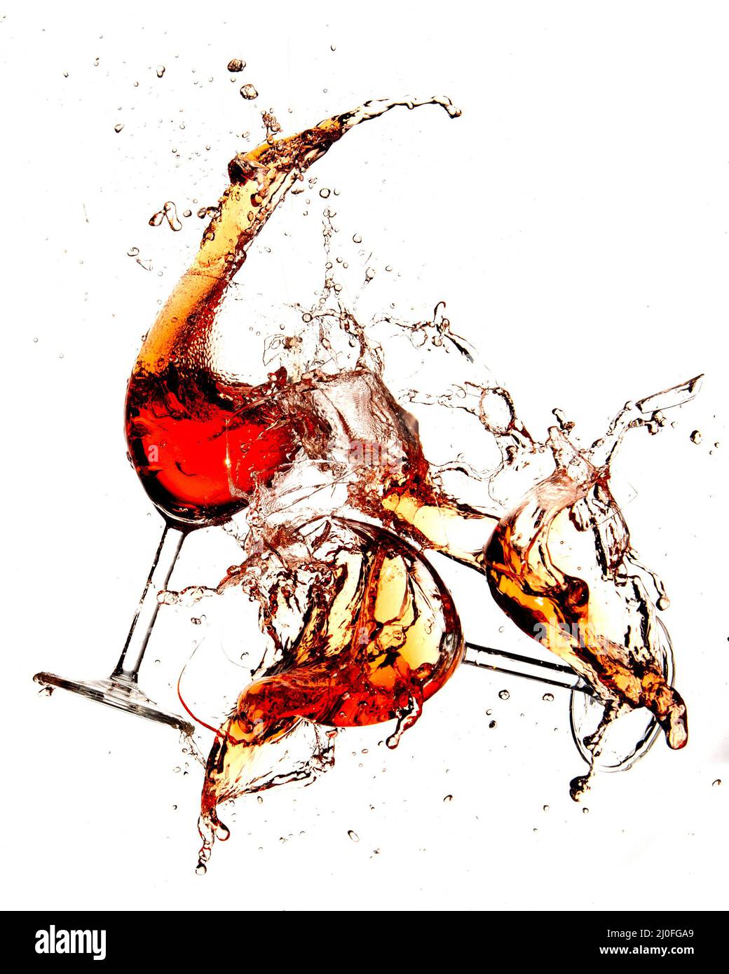 Rotwein in Gläsern mit Spritzern auf weißem Hintergrund Isoliert Stockfoto