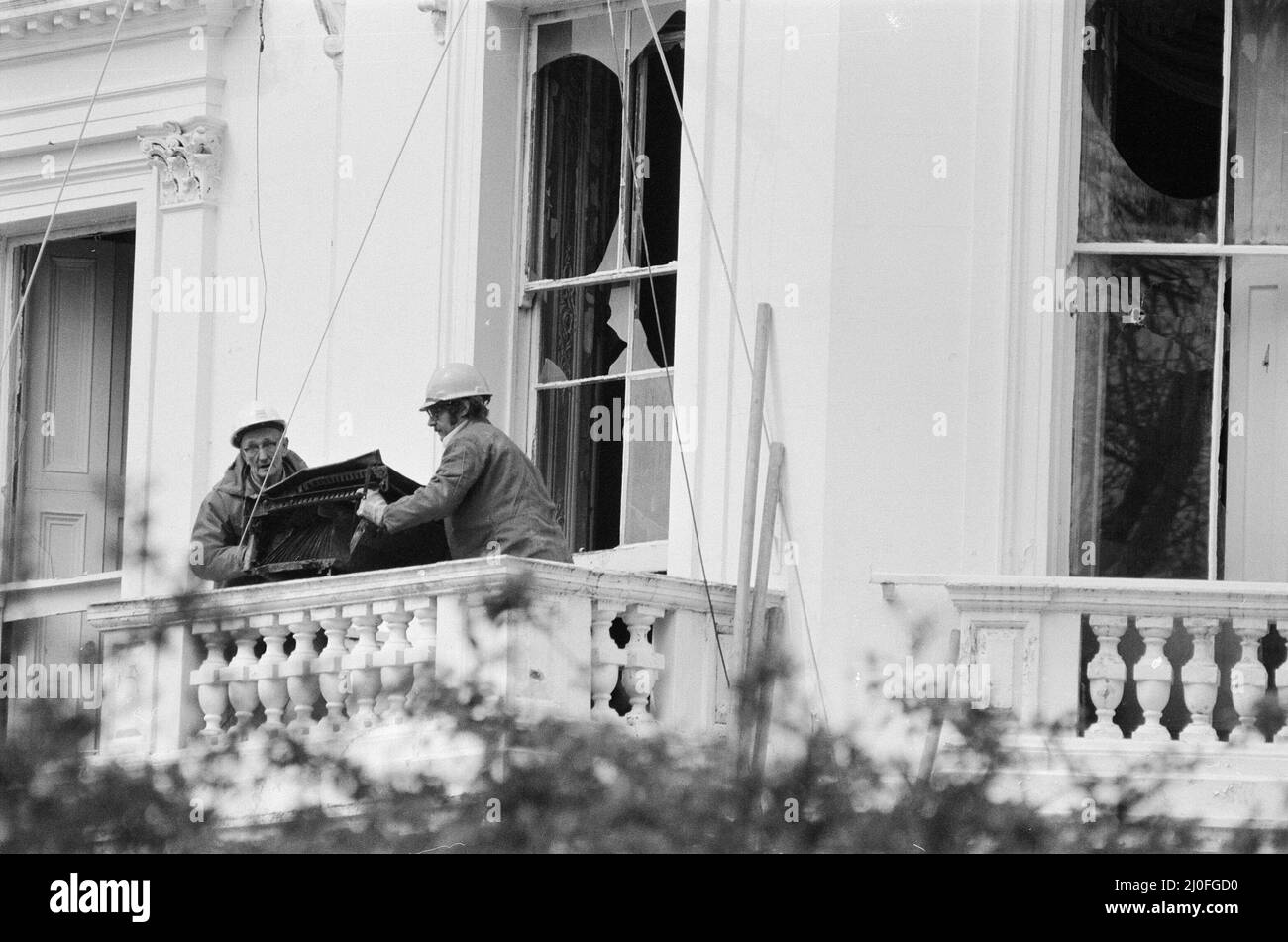 Die iranische Botschaft belagert in London, wo sechs bewaffnete Männer der iranischen extremistischen Gruppe „Demokratische Revolutionsbewegung zur Befreiung Arabistans“ das Gebäude stürmten und 26 Geiseln nahmen, bevor die SAS die Botschaft zurückeroberten und die Geiseln befreiten. Workemn beginnt, das beschädigte Botschaftsgebäude aufzuräumen, zwei Tage nachdem die SAS Gewitter durch das Fenster warf, um die Belagerung zu beenden. 7. Mai 1980. Stockfoto