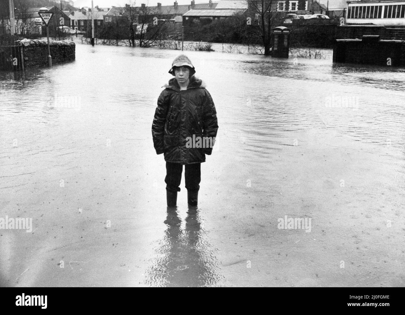 Walisische Überschwemmungen 1979, unser Bild zeigt ... Wasser, Wasser überall, Mark Lewis, 11 Jahre alt, findet auf der Hauptstraße von Pontypridd nach Porth in Hopkinstown, 27.. Dezember 1979, einen verlassenen Platz. Stockfoto