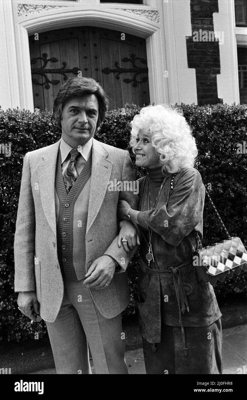 Ronald Knight, Clubbesitzer, wurde auf Kaution von £200.000 für weitere 3 Monate vor dem Amtsgericht Lambeth angeklagt. Er ist vor dem Gericht mit seiner Schauspielerin Frau Barbara Windsor abgebildet. 10.. April 1980. Stockfoto