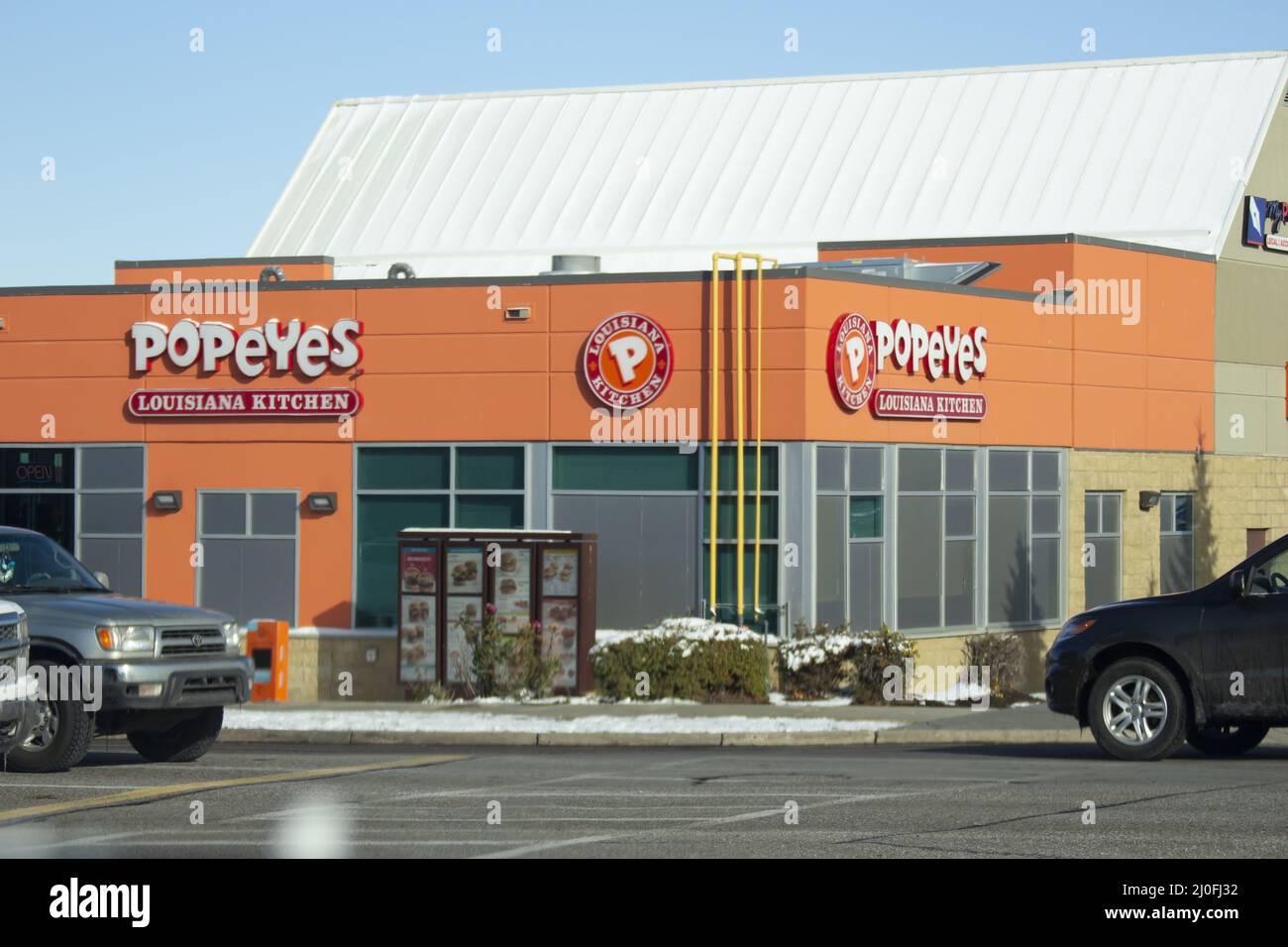 Calgary, Alberta, Kanada. Oktober 17, 2020. Popeyes ist eine multinationale amerikanische Kette von frittierten Hühnchen-Fast-Food-Restaurants aus Ne Stockfoto