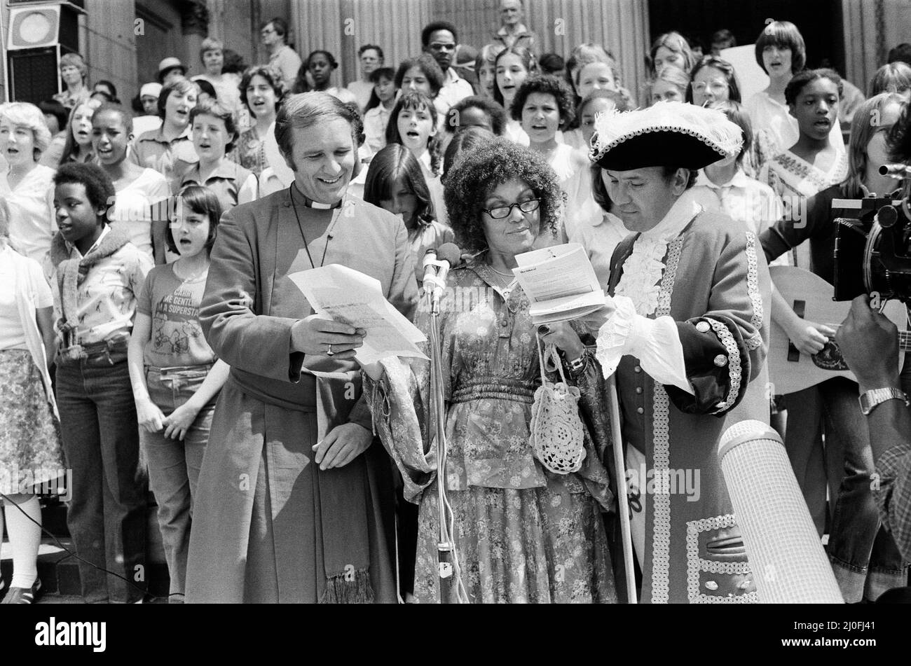Cleo Laine eröffnet „London Entertainers“. Das Festival soll den Menschen in London eine größere Wertschätzung der Kulturen der anderen ermöglichen und sie an den jahrhundertealten Ruf der Stadt als Treffpunkt für Menschen aus vielen Teilen der Welt erinnern. Cleo Laine und der Bischof von Stepney, Jim Thompson, begrüßen die Menschenmassen. 13.. Juli 1979. Stockfoto