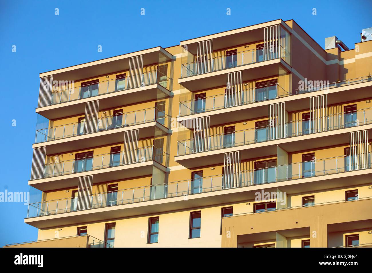 Ein hoher Mehrfamilienwohnblock vor blauem Himmel. Stockfoto