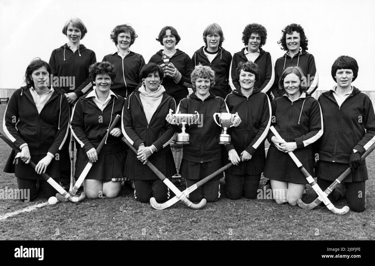 Norton Ladies, die Gewinner des Durham Knockout Cup und des York Hockey Club Invitation Turniers in dieser Saison, starten am Wochenende zu ihrer härtesten Herausforderung. Sie haben bereits neue Wege bebrochen, indem sie der erste North-East-Club wurden, der den Norden in der All-England-Clubmeisterschaft vertritt, die an diesem Wochenende in Norwich ausgetragen wird. Front Row Jule Hopkins, Annette Imisson, Jenny Manser, Anne Whitworth, Delphine Brady, Se Readhead, Judy Pringle. Back Row, Gill Pedley, Maureen Thersby, Jackie Edwards, Dot Anderson, Anne Wright, Frau Fahrerin. 9.. April 1980. Stockfoto