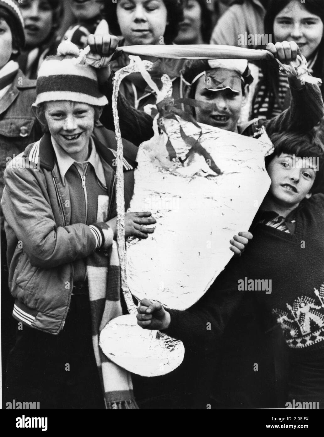 Begeisterte Liverpool-Fans versammelten sich im Stadtzentrum, um ihr Team nach ihrem Sieg im Europacup-Finale aus Wembley willkommen zu heißen. Hier wartet ein junger Fan mit einer Duplikatversion der berühmten europäischen Trophäe auf das Team, das die echte aus einem offenen Bus zieht. 11. Mai 1978. Stockfoto