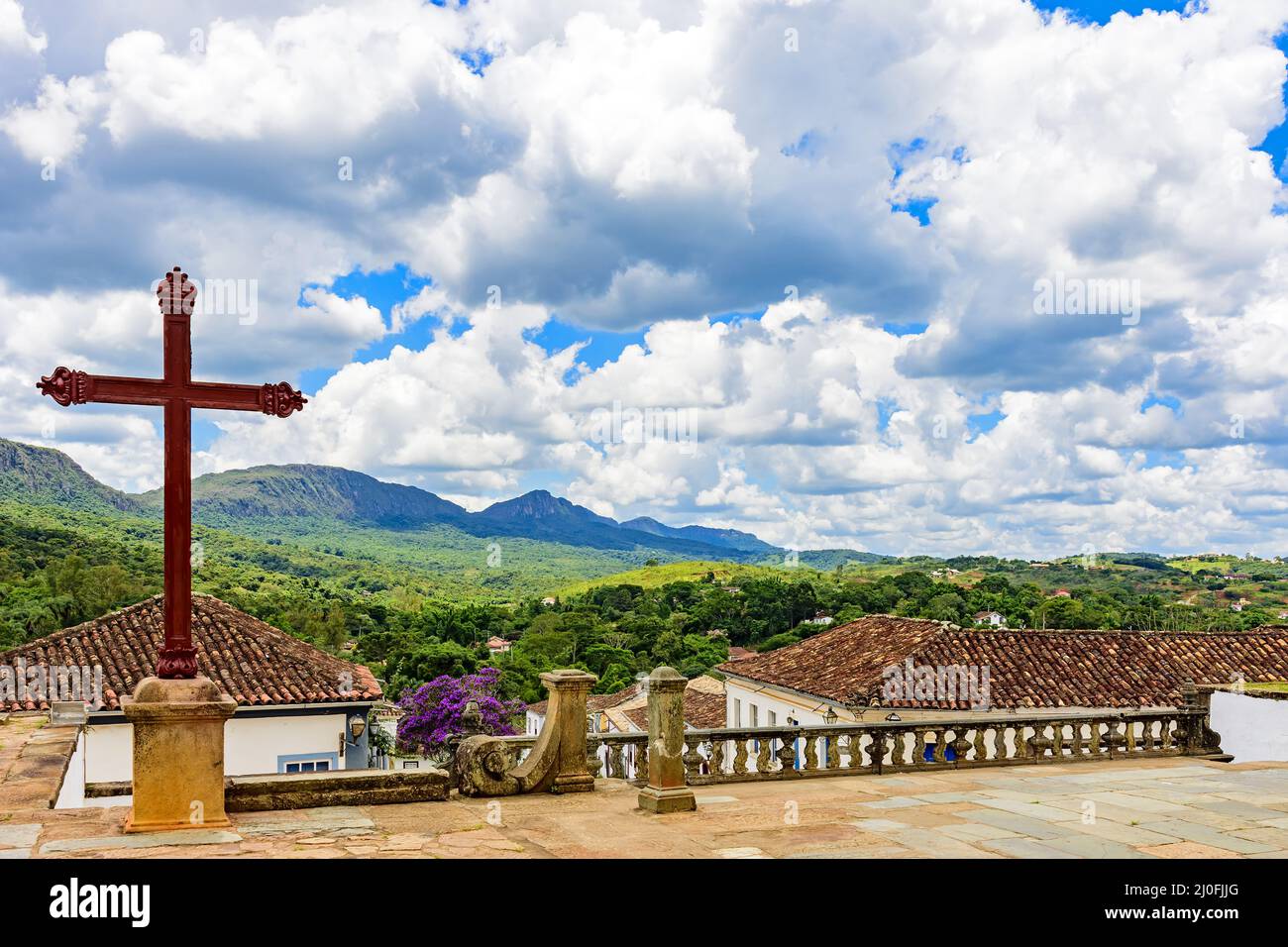 Stadt und Berge der historischen Stadt Tiradentes im Bundesstaat Minas Gerais Stockfoto