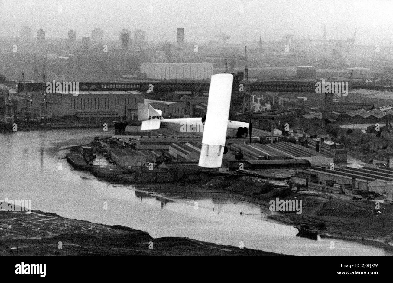 Der Wearside-Pilot Les Richardson fliegt mit seinem britischen einsitzigen Kunstflug-Doppeldecker Currie WoT 1930s über den River Wear in Sunderland. (Ca. 14/06/80) Stockfoto