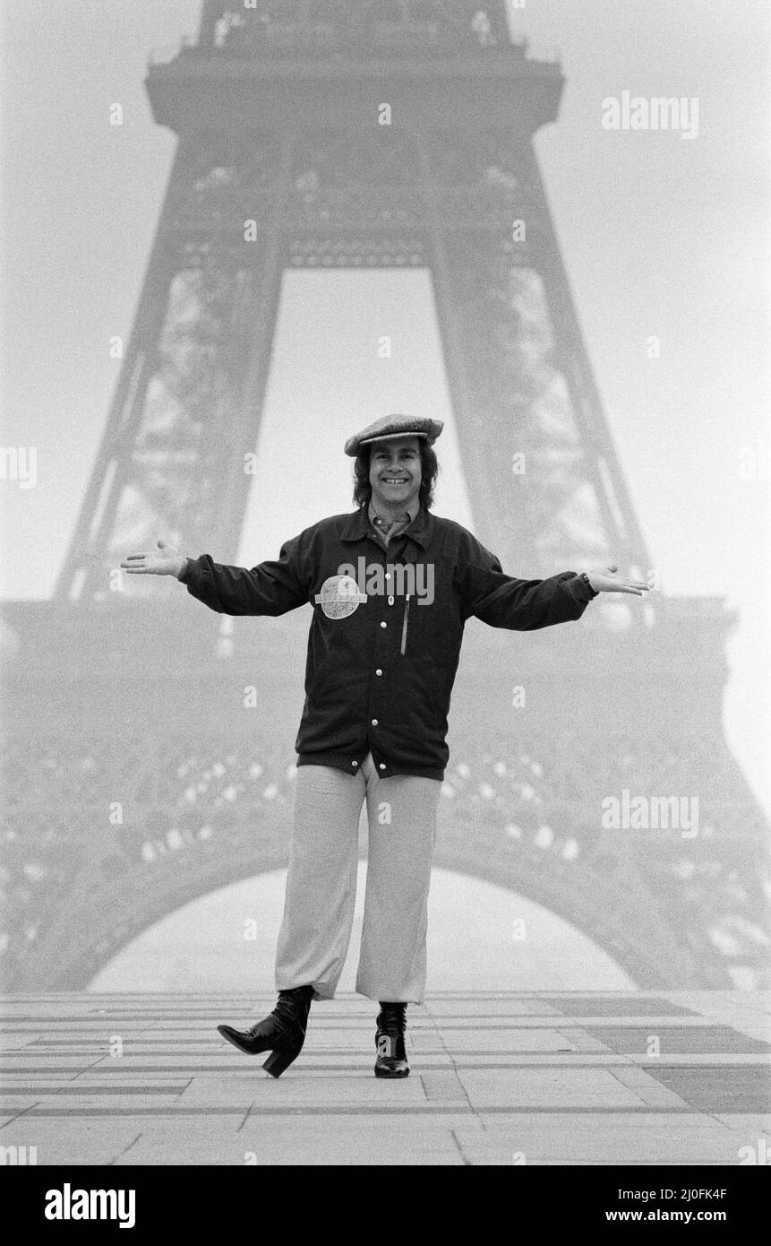 Elton John in Paris vor dem Eiffelturm. Seinen Besuch in Paris war ein Konzert zu spielen. 21. Februar 1979. Elton John dargestellt in Paris vor dem Eiffelturm. Seinen Besuch in Paris war ein Konzert zu spielen. 21. Februar 1979. Stockfoto