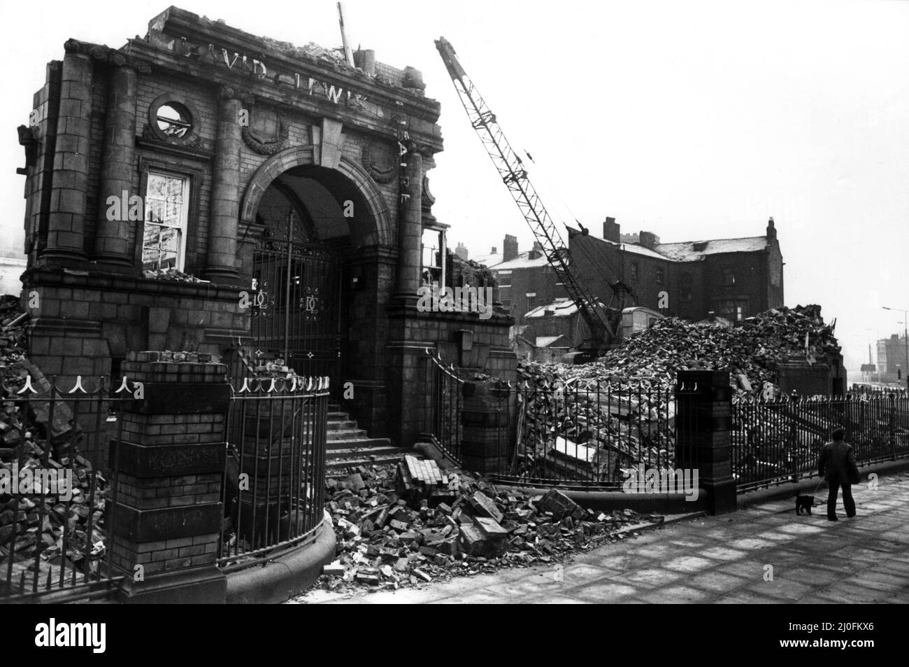 Ein weiteres altes Wahrzeichen Liverpools sticht in den Staub - das Portal, das einst die Armen und Notleidenden der Stadt begrüßte, ist alles, was vom David Lewis Hostel and Club übrig bleibt. Ca. 1980. Stockfoto