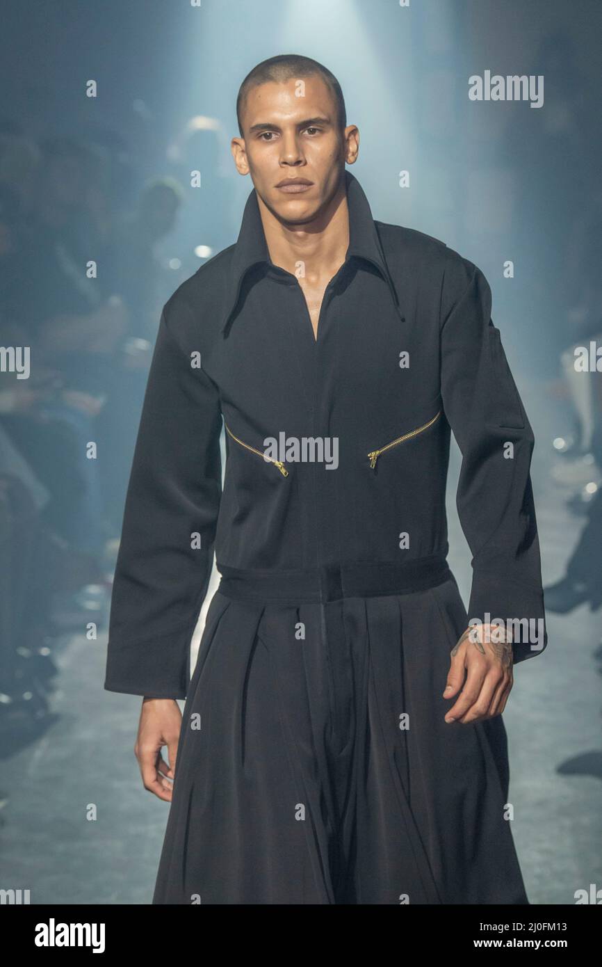 New York, USA. 18. März 2022. NEW YORK, NEW YORK - 18. MÄRZ: Am 18. März 2022 geht ein Modell für Willy Chavarria im Prince George Ballroom in New York City auf die Piste. Kredit: Ron Adar/Alamy Live Nachrichten Stockfoto