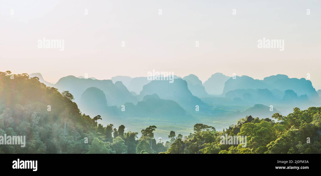 Tropische Landschaft mit steilen Bergen bei Sonnenuntergang Stockfoto