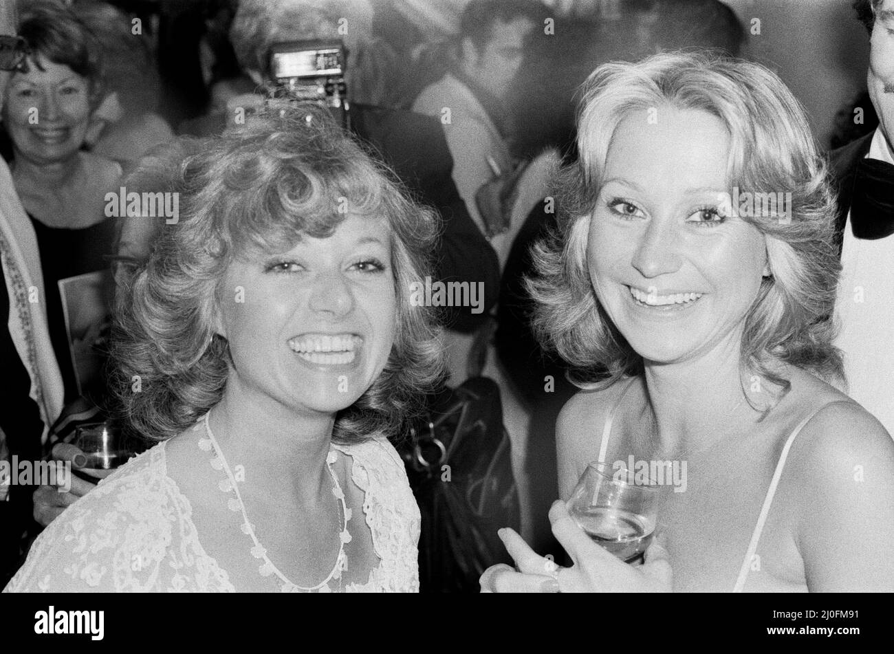 Bild zeigt Elaine Paige (links) und Lady Unknown (rechts) . Bei einer Party an Bord des Tattershall Castle, die am Victoria Embankment festgemacht wurde, um die Eröffnung von Evita zu feiern, tauchte eine Star-Berühmtheit in Form von Dustin Hoffman auf, um den Star der Show, die von Elaine Paige gezeigt wurde, zu begrüßen. Aufgenommen am 21.. Juni 1978 Stockfoto