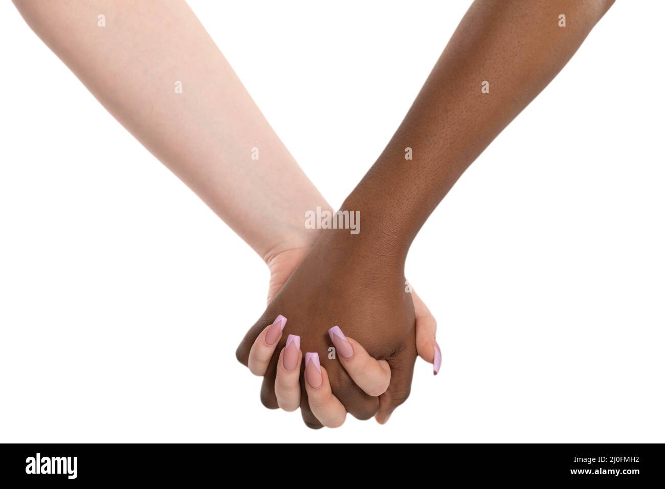 Zwei Hände in herzlicher Umarmung. Händedruck. Zwei Frauen halten sich die Hände. Zwei Hände verschiedener Rassen in einer liebevollen Umarmung. Afrikanisch und Stockfoto