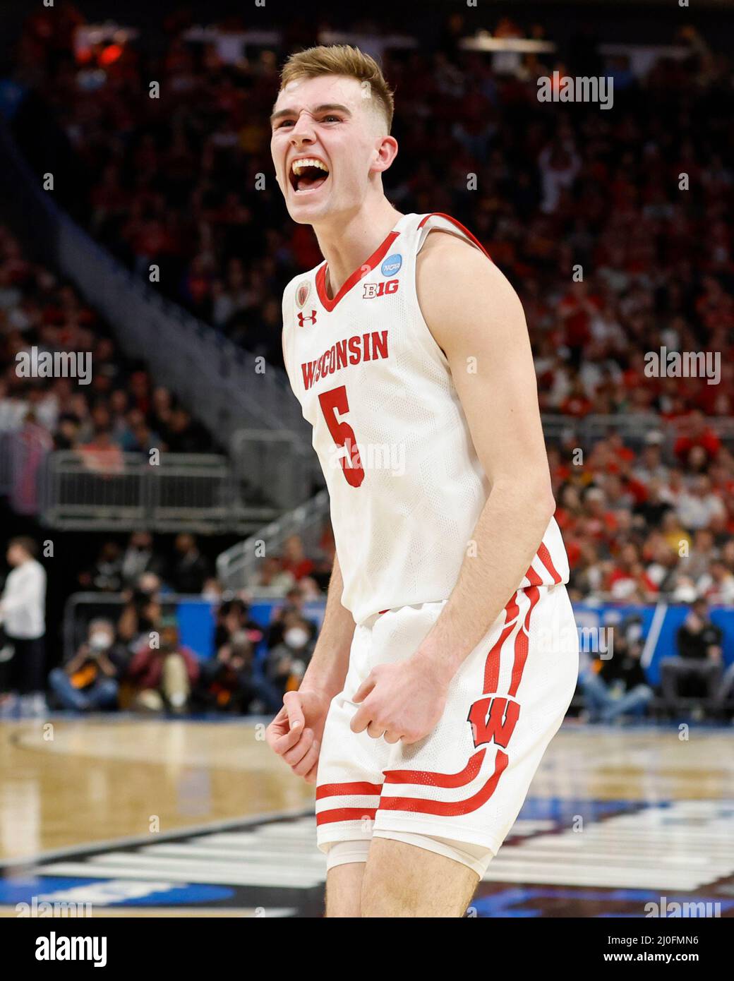 Milwaukee, WI, USA. 18. März 2022. Wisconsin Dachs Stürmer Tyler Wahl (5) feiert nach seinem Korb während des NCAA Men's March Madness Tournament Basketballspiels zwischen den Colgate Raiders und den Wisconsin Dachsen im Fiserv Forum in Milwaukee, WI. Darren Lee/CSM/Alamy Live News Stockfoto