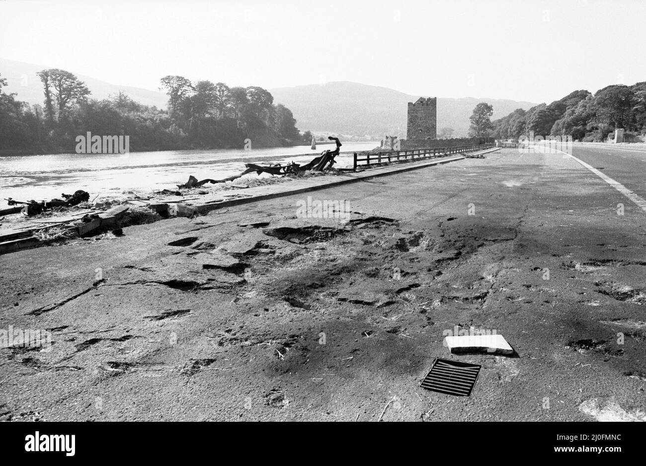 Eine allgemeine Ansicht des beschädigten Straßenbeläges auf der zweispurigen Fahrbahn, dem Schauplatz einer der beiden Warrenpoint-Explosionen der IRA in der Grafschaft Down, Nordirland. Bei dem Angriff der IRA wurden zwanzig britische Soldaten getötet, und ein Tourist wurde ebenfalls getötet, als die Paras das Feuer zurückkehrten. 27.. August 1979. Stockfoto