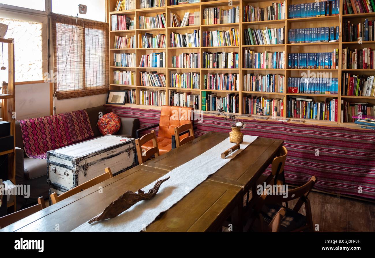 Buchhandlung mit Regalen voller Bücher verschiedener Themen. Stockfoto
