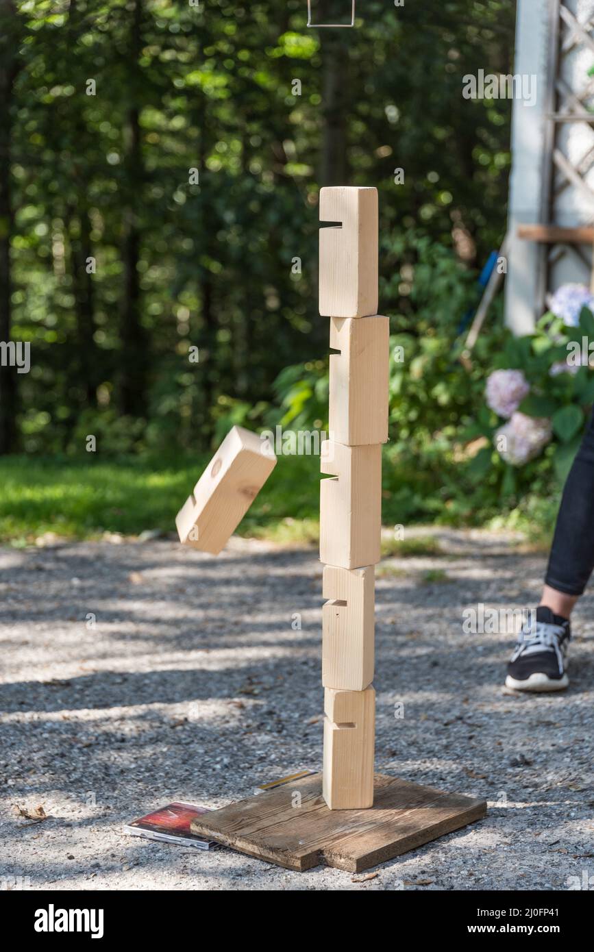 Bauen Sie einen Turm aus Holzteilen - Spiel der Geschicklichkeit Stockfoto