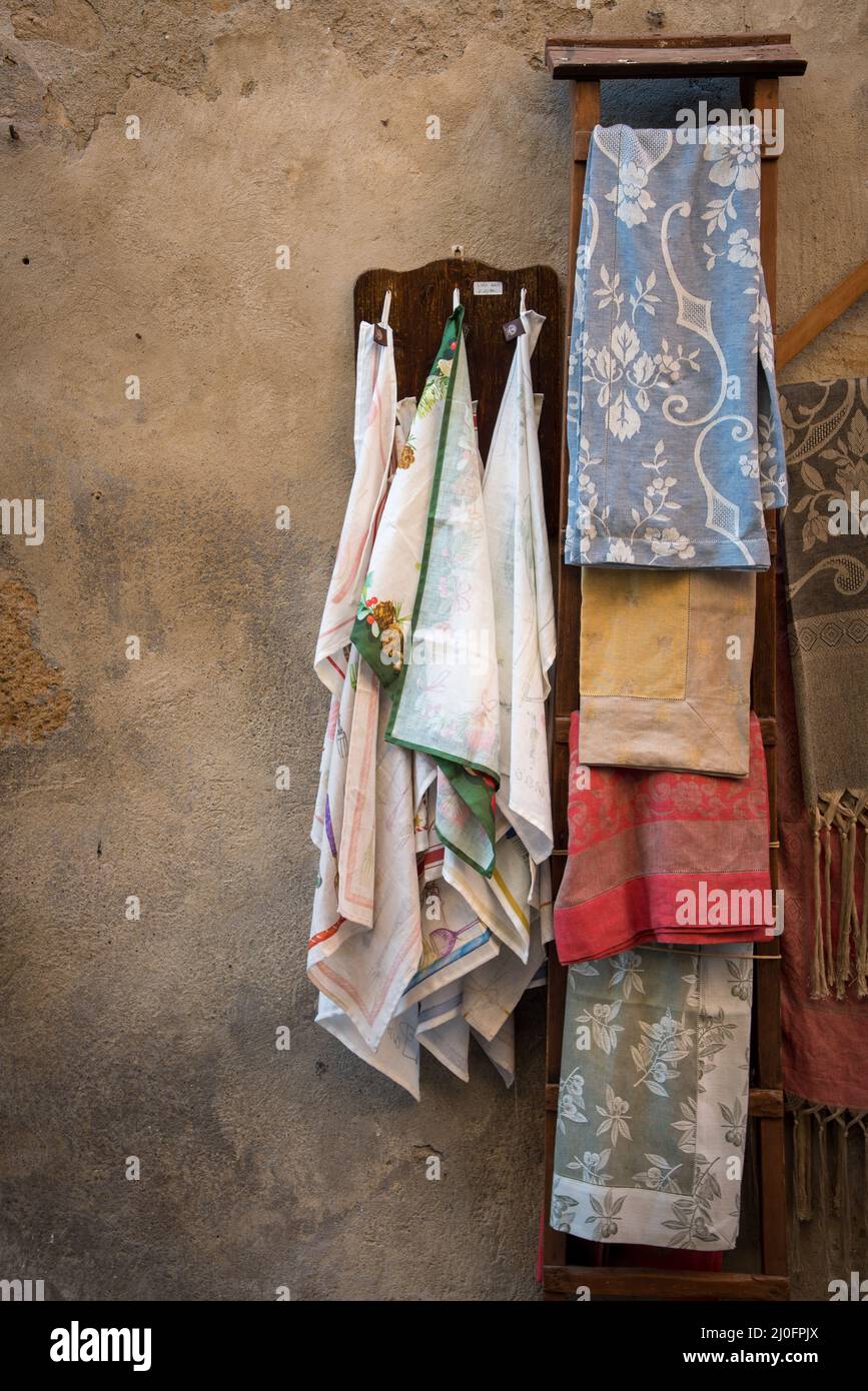 Kleiden Sie die Wäsche, die vor einem Haus hängt Stockfoto