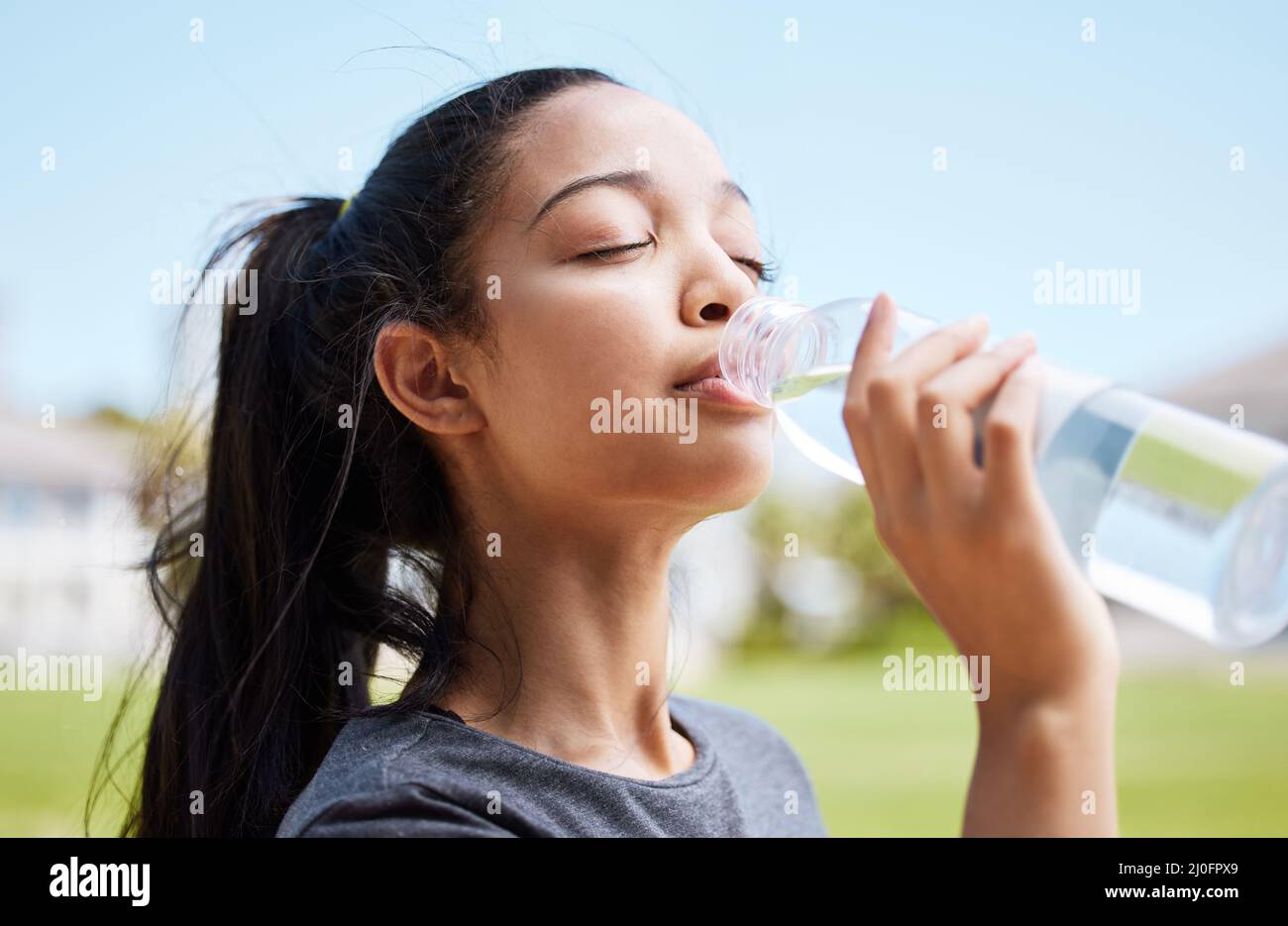 Wasser schmeckt nie besser, als wenn man schwitzt. Aufnahme einer jungen Frau, die nach ihrem ...