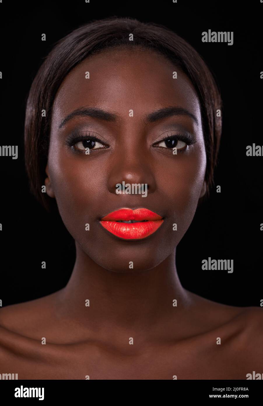 Bitte beachten Sie mich. Beschnittenes Porträt einer attraktiven jungen afrikanerin mit leuchtend roten Lippen. Stockfoto