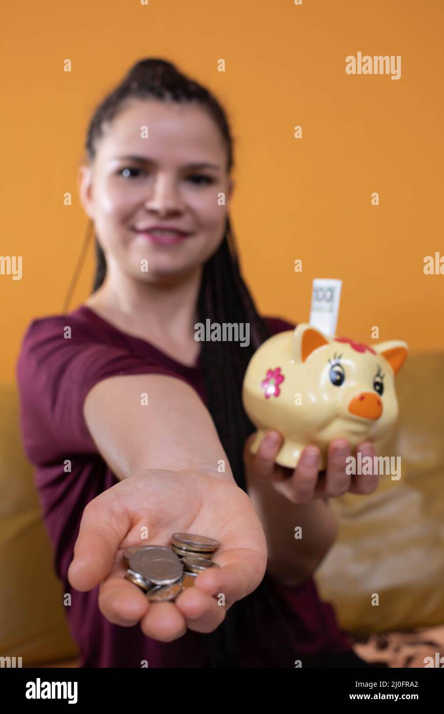 Eine vernünftige Planung und Kostenersparnis sind nach dem ersten Jahr wirksam. Ein glücklicher junger Teenager, weil sie gelernt hat zu planen Stockfoto