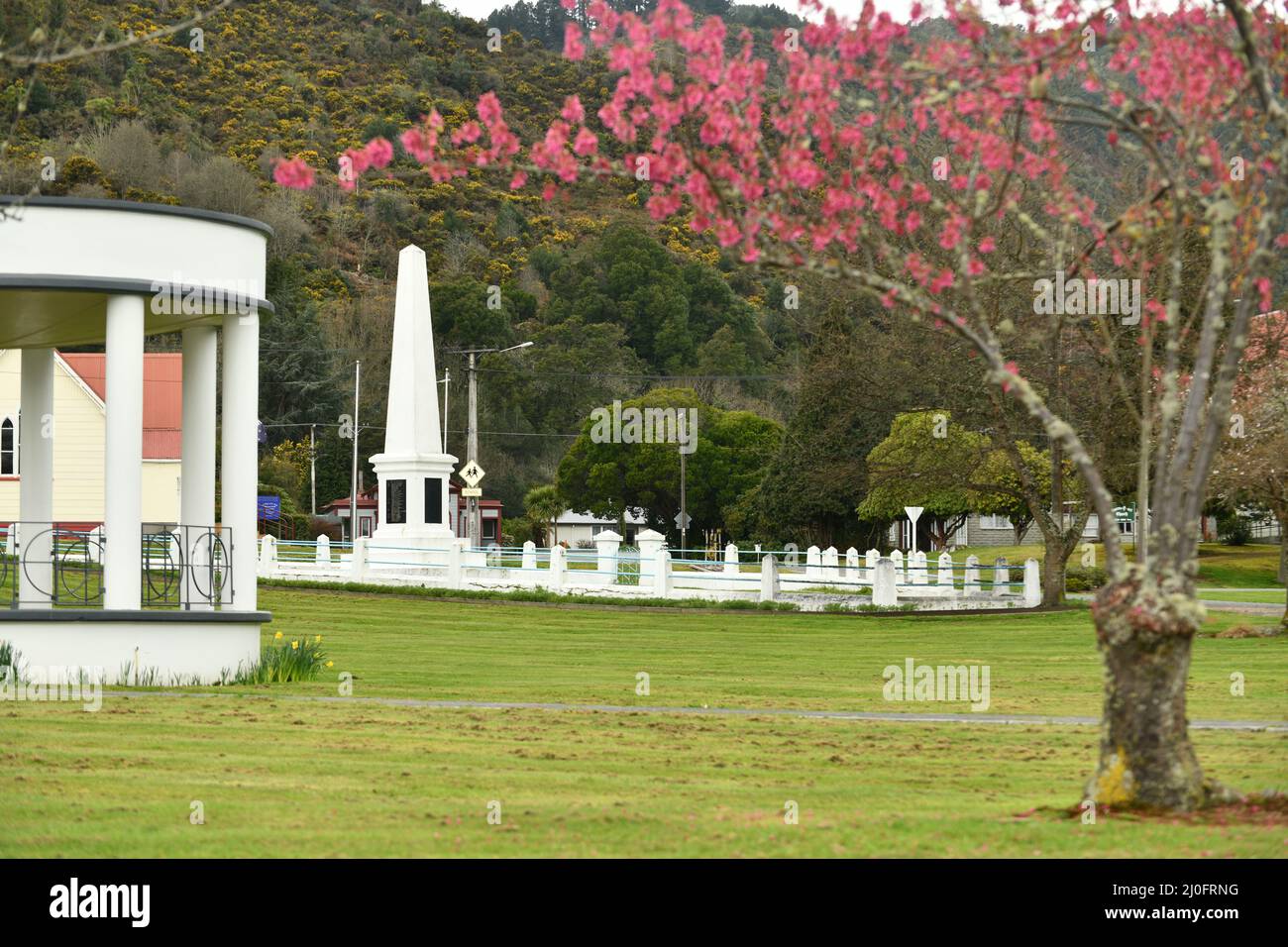Kirschblüten umrahmen das Wasserdenkmal in Reefton, Neuseeland Stockfoto