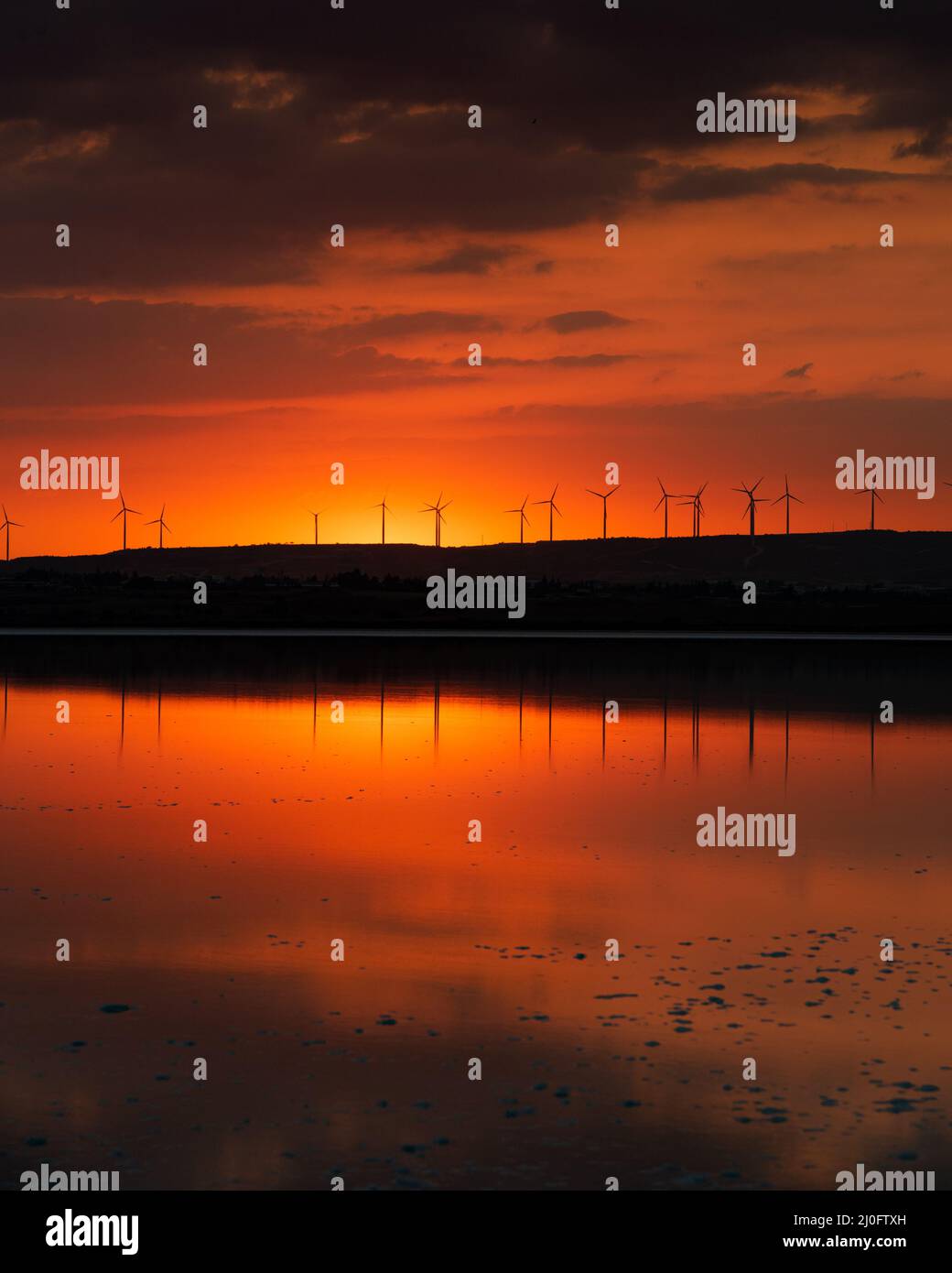 Farbenprächtiger Sonnenuntergang, Dämmerungshimmel an einem See Stockfoto