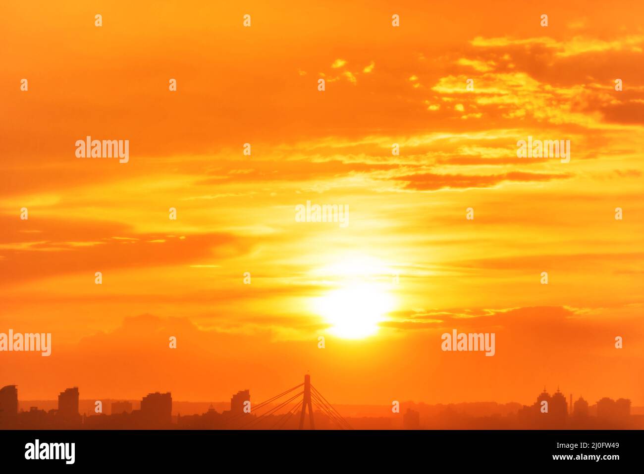 Stadtbild mit Sonnenuntergang in der Großstadt Stockfoto