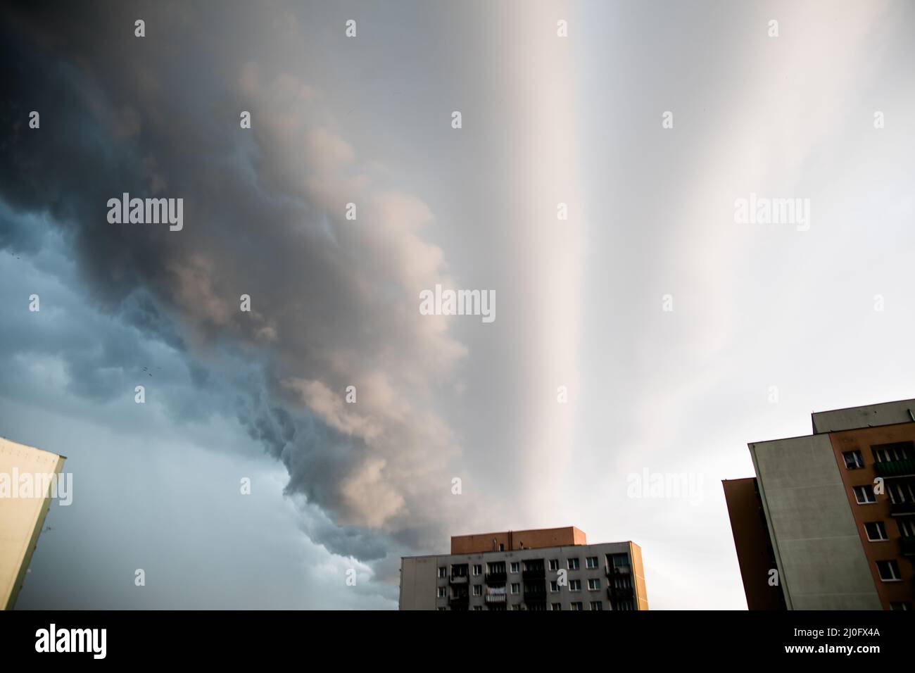 Sturmwolken über der Stadt Lublin. Der Himmel wird von wirbelnden Wolken durch einen starken Wind verdeckt. Stockfoto