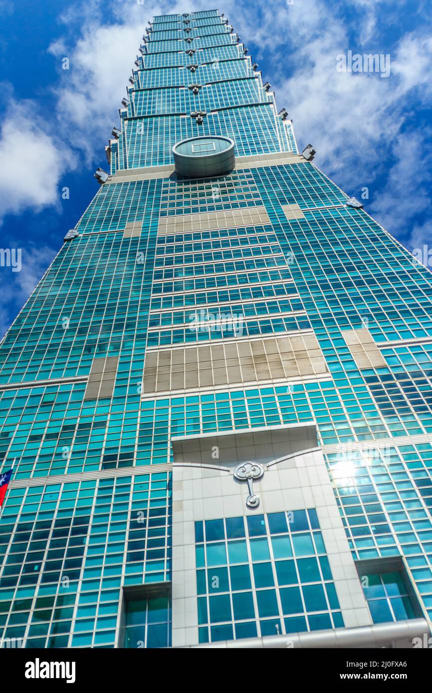 Taipei, Taiwan - 22. November 2015: Taipei 101 Tower, Ansicht von der Vorderseite des Turms. Stockfoto