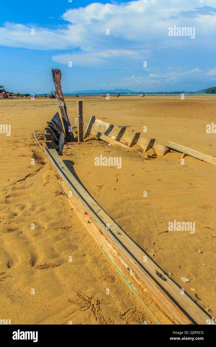 Alte Wrack Fischerboot im Sand mit blauem Himmel an bewölkten Tag Hintergrund begraben Stockfoto