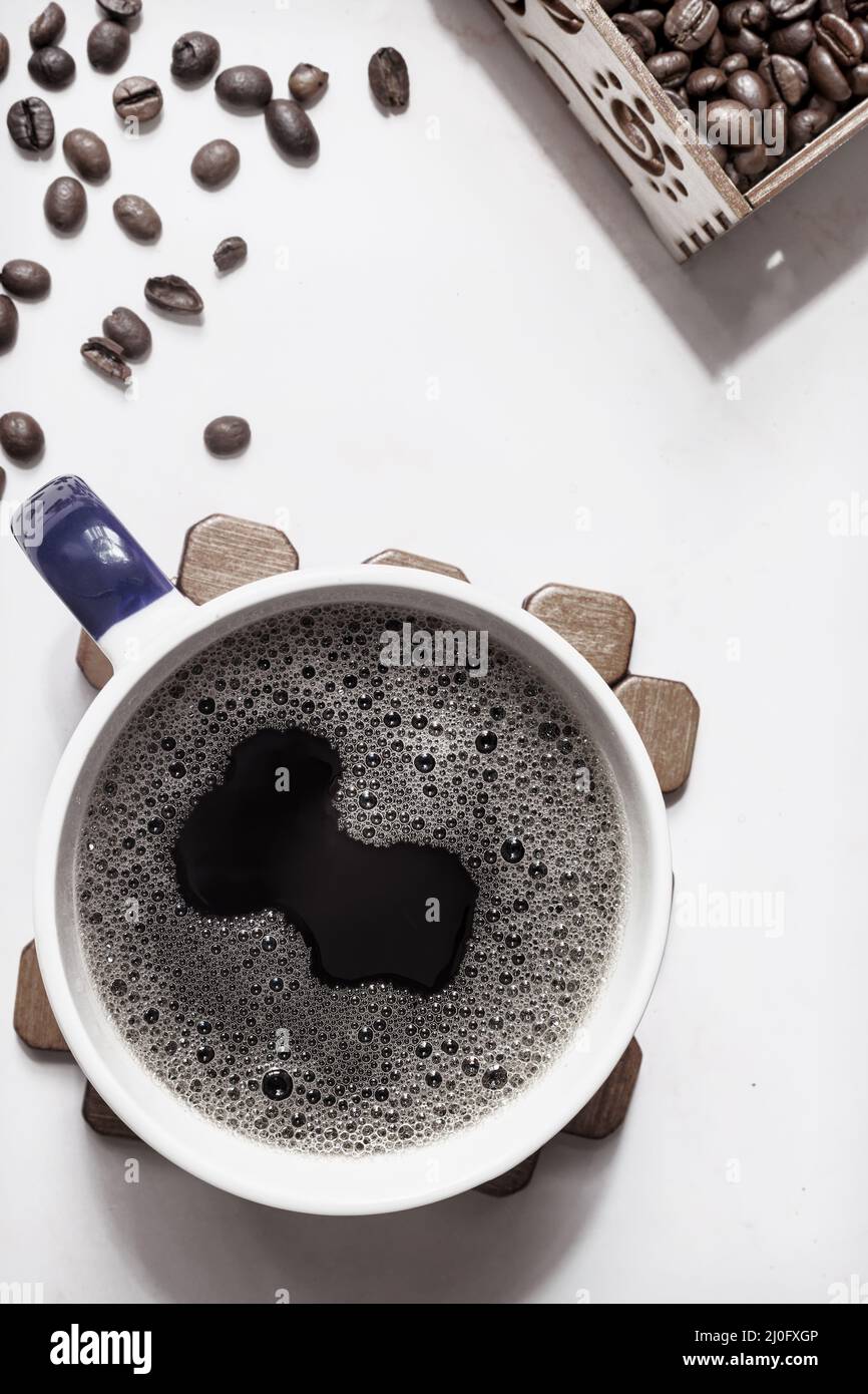 Schwarzer Kaffee in einer Tasse auf dem Tisch Stockfoto