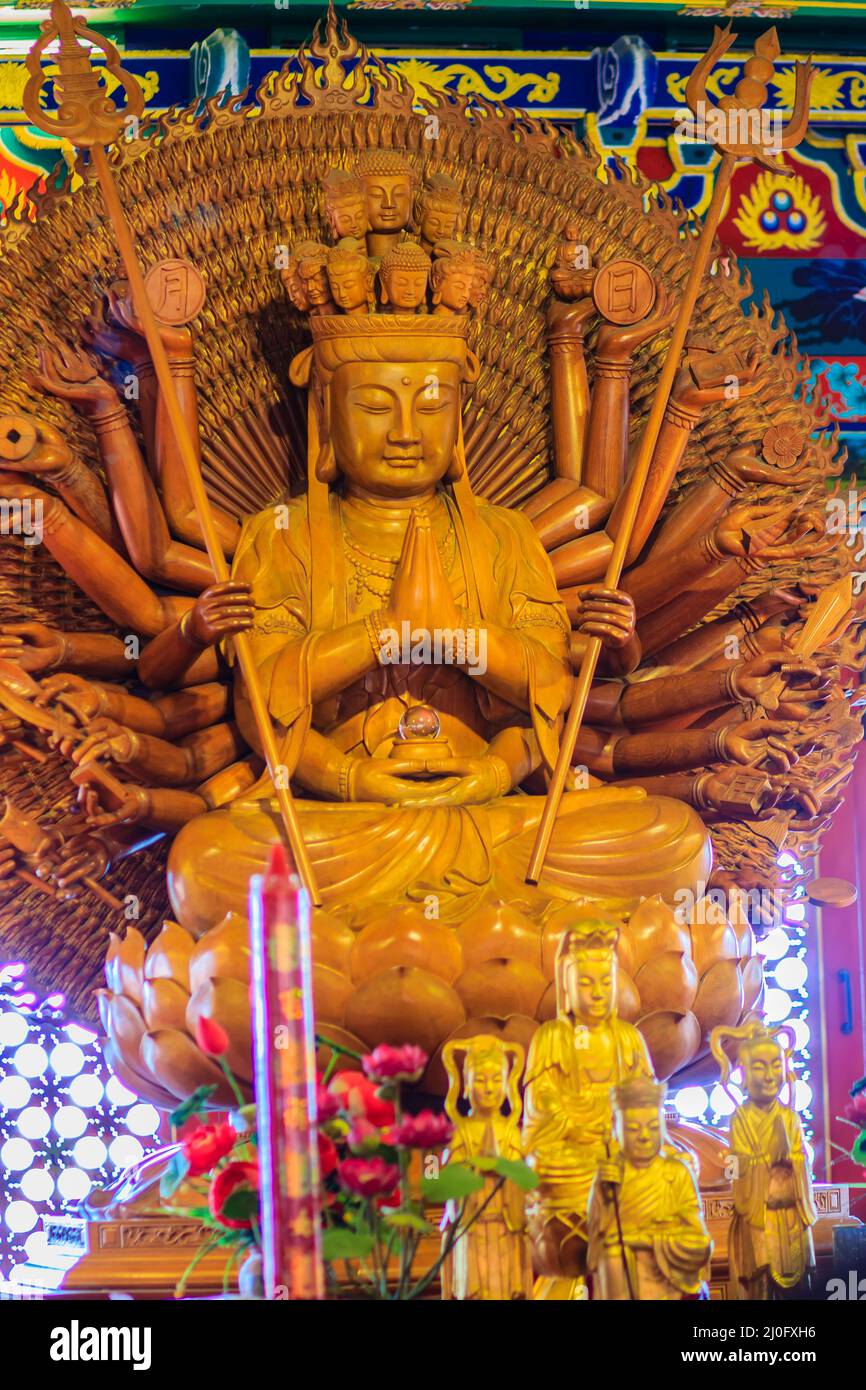 Schöne Bilder von Guanyim oder Guan Yin, chinesischer gott im chinesischen Tempel. Tausend Hände von Guan Yin, chinesisches gottesbild Stockfoto