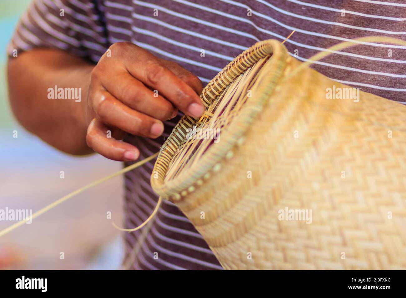 Nahaufnahme der Hand weben Bambus Steamer im Nordosten von Thailand Stockfoto